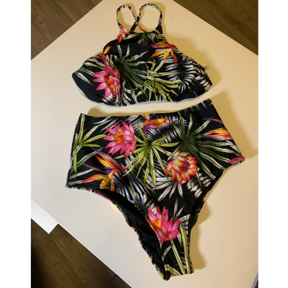 Forever 21 Tropical Wide Waste Bikini Bottom 
Medium
black, floral